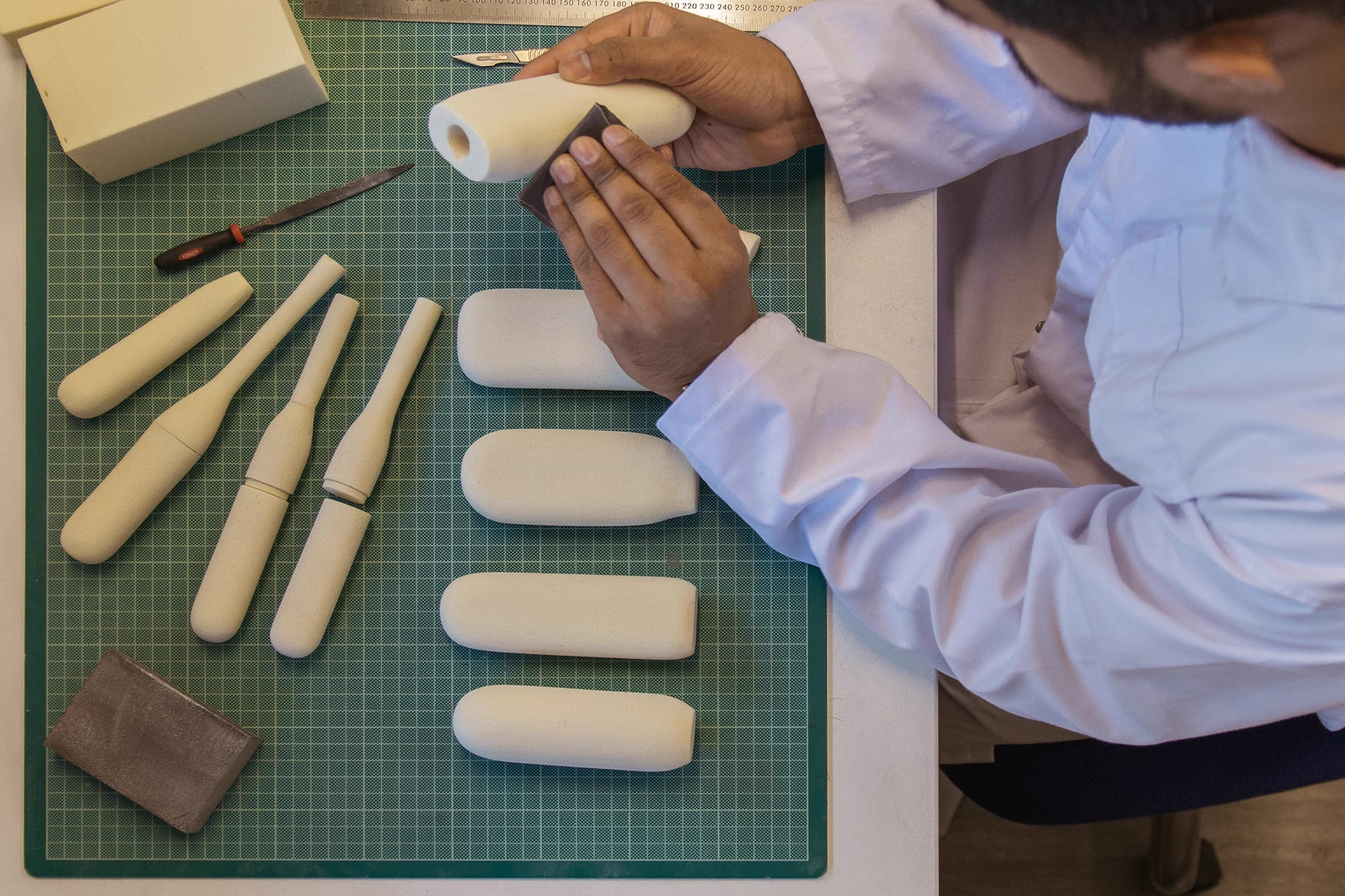 Hand-shaping foam form models