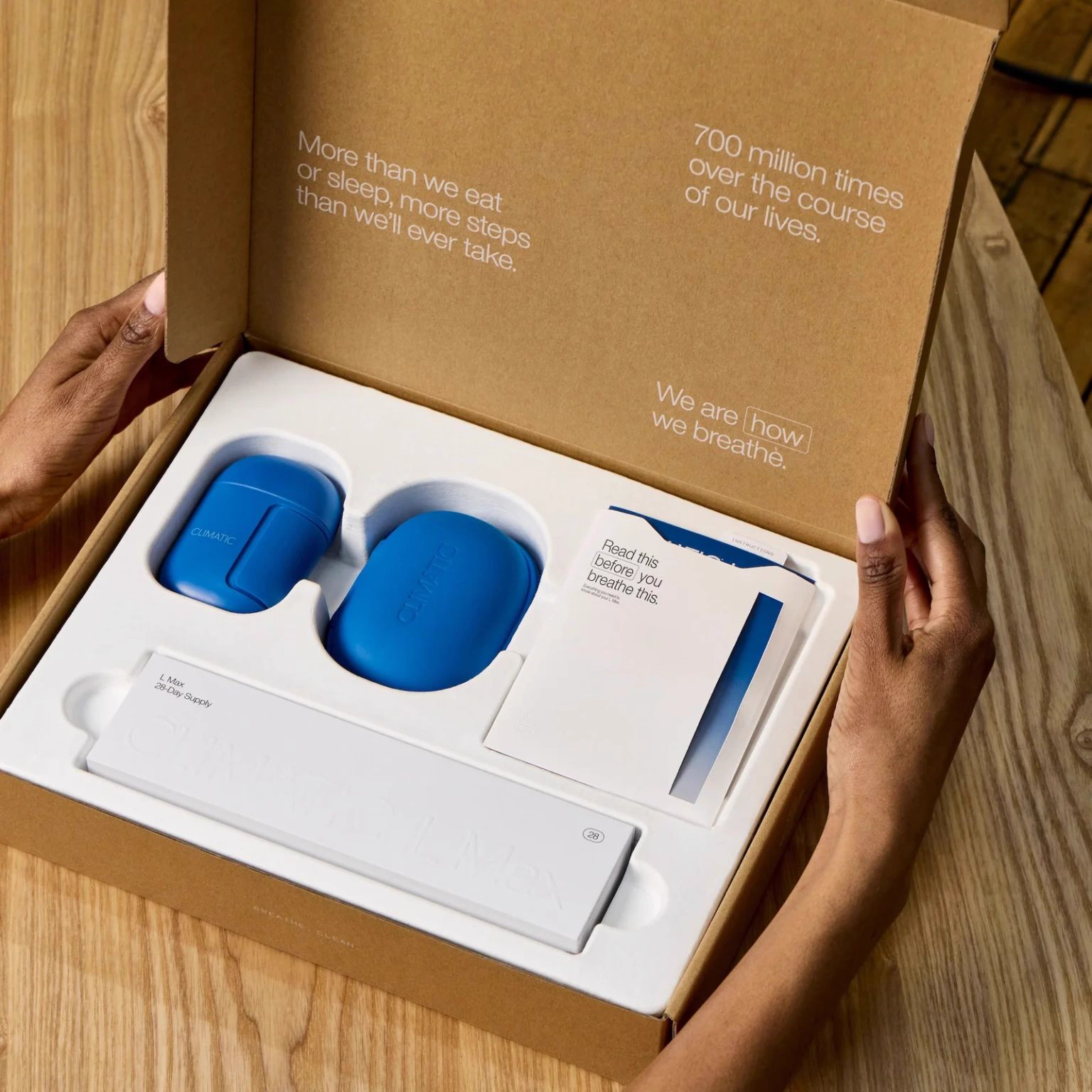 L Max unboxing - device, travel case and welcome card